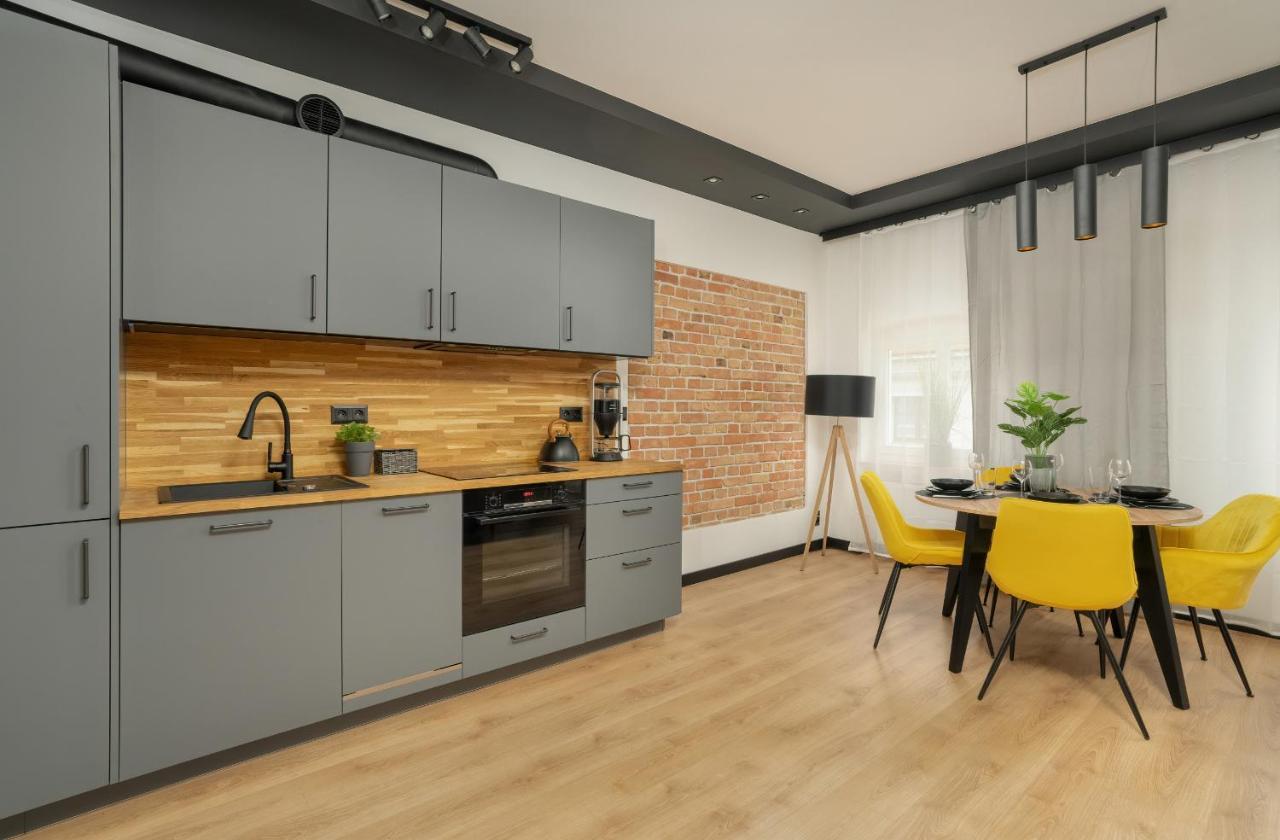 Komeda Apartment Hidden In Poznan Old Town By Noclegi Renters ภายนอก รูปภาพ