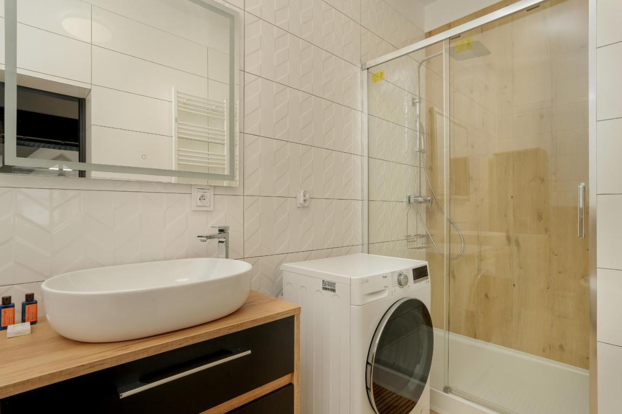 Komeda Apartment Hidden In Poznan Old Town By Noclegi Renters ภายนอก รูปภาพ