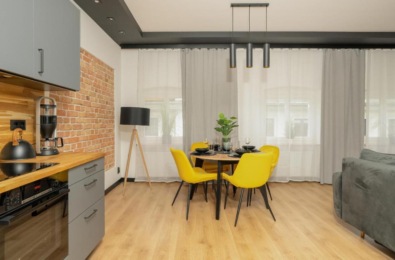 Komeda Apartment Hidden In Poznan Old Town By Noclegi Renters ภายนอก รูปภาพ
